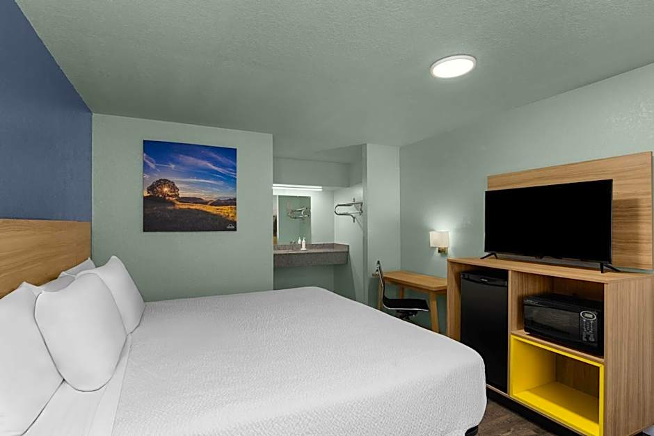 Days Inn by Wyndham Pratt