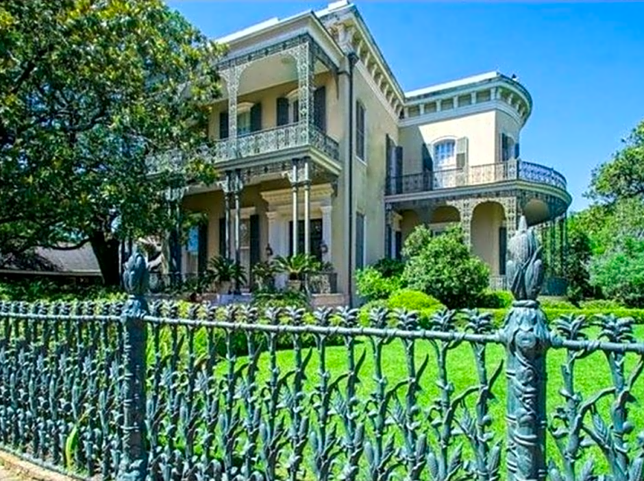 Prytania Oaks Hotel