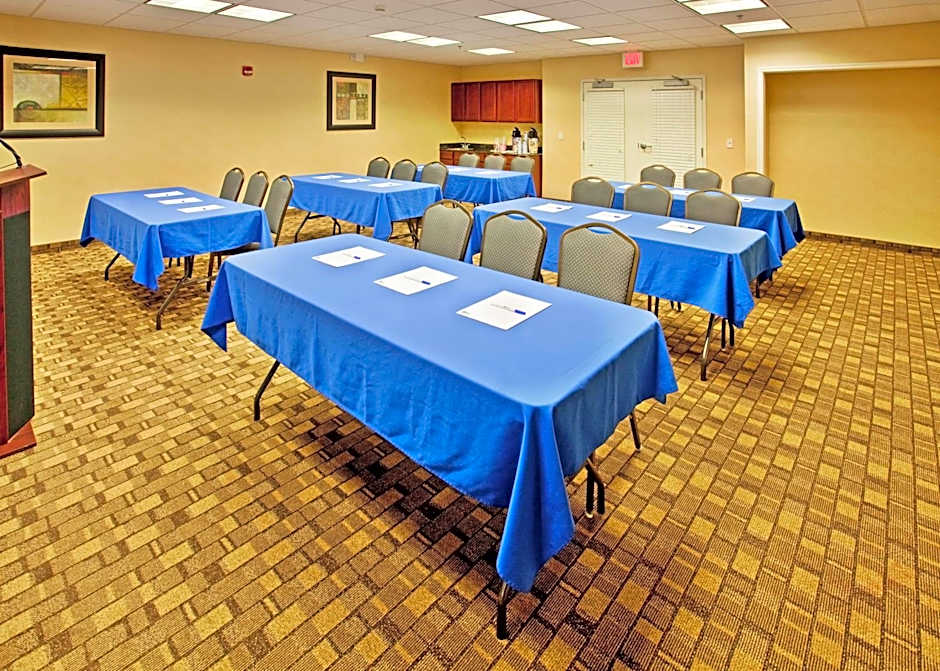 Holiday Inn Express and Suites Wichita Airport By IHG