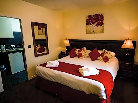 Queen Suite with Kitchenette