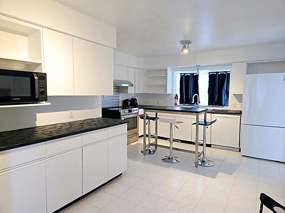 Charming Room With Attached Private Bath in the Heart of Vancouver! Private parking, Self Check-in & Just 4 mins to Metrotown!