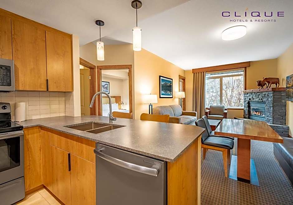 Falcon Crest Lodge by CLIQUE