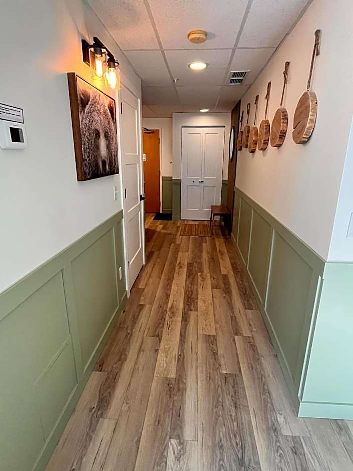 Three Peaks Getaway Jacuzzi Suite - sleeps 4