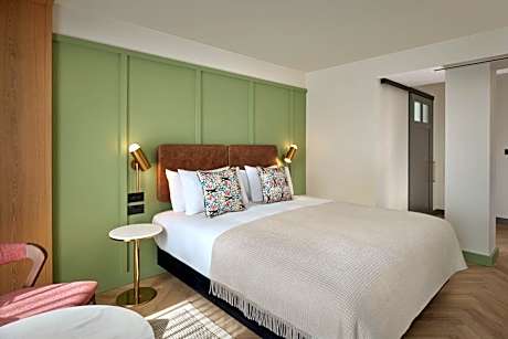 Deluxe Queen Room with Balcony