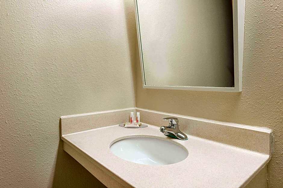 Super 8 by Wyndham St Charles