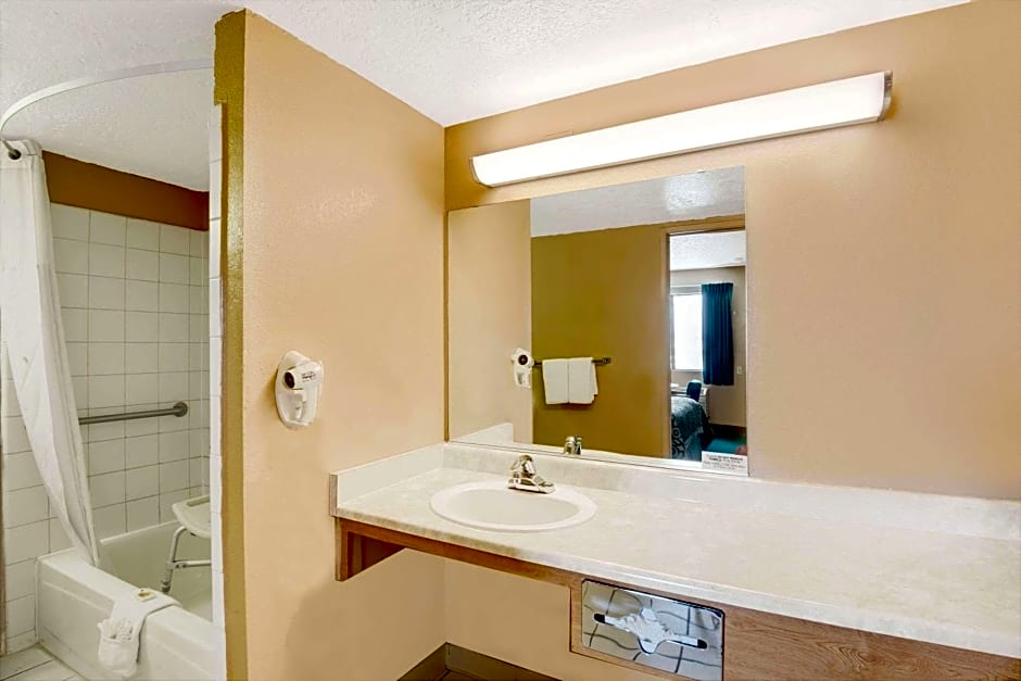 Days Inn by Wyndham El Paso Airport East