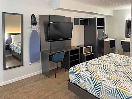 1 King Bed | Non-Smoking, Kitchen
