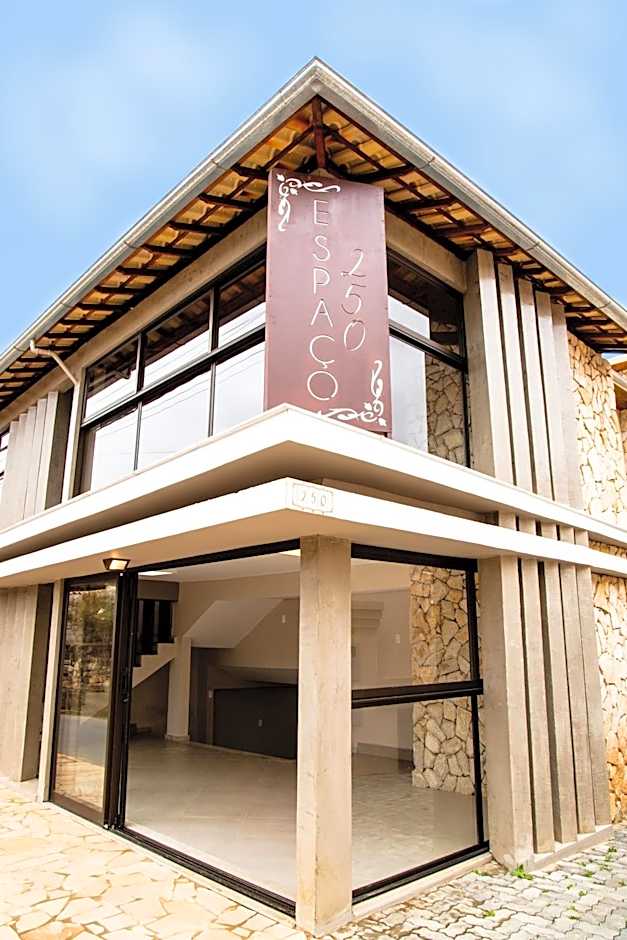 ESPAÇO 250 - Apto mobiliado, 3 quartos, sendo uma suíte, banheiro social, cozinha completa, sala de estar, ar condicionado, tv e internet