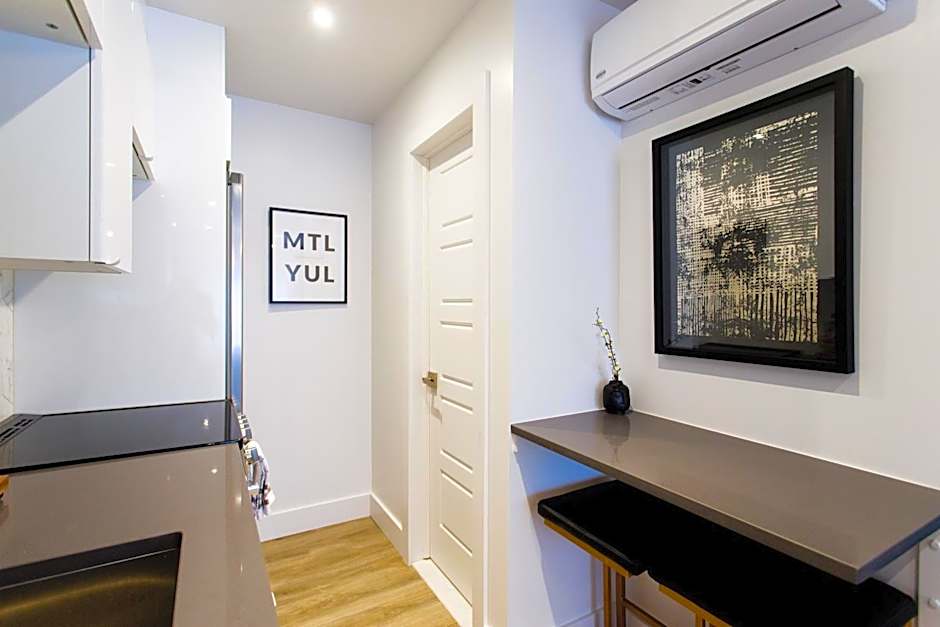 Studio Palms Steps from JeanTalon Market Full Bath by Den Stays