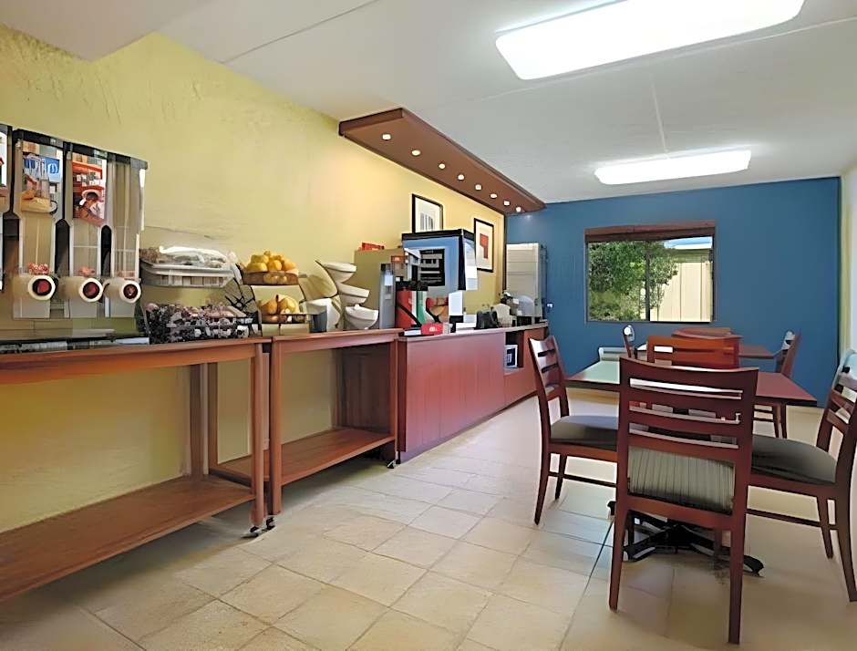 Red Roof Inn & Suites Houston - Hobby Airport