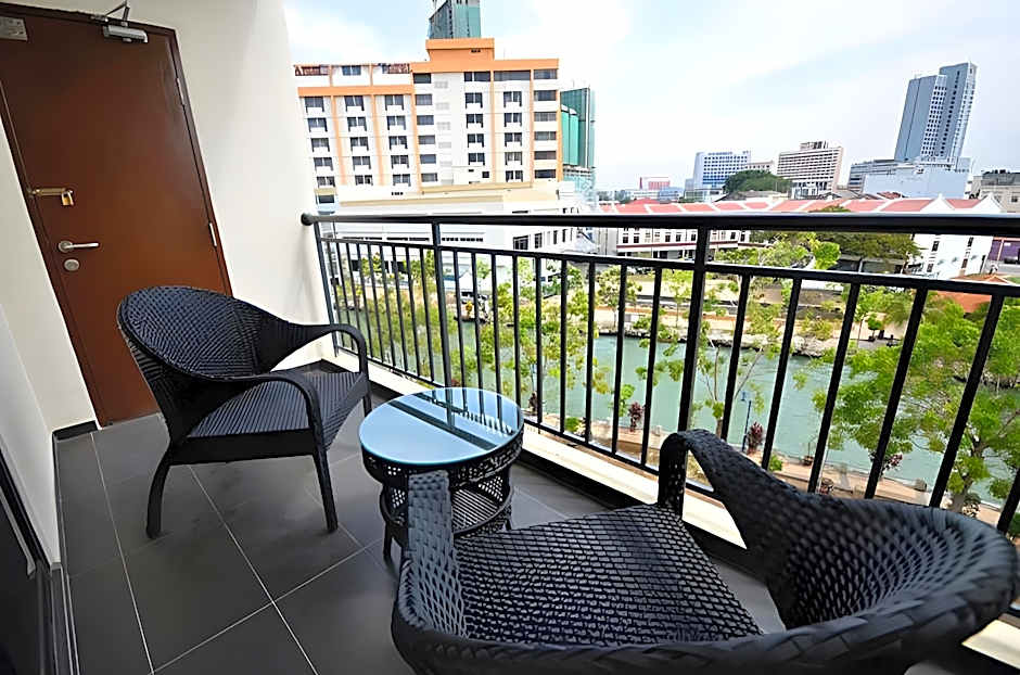 906 Riverside Hotel