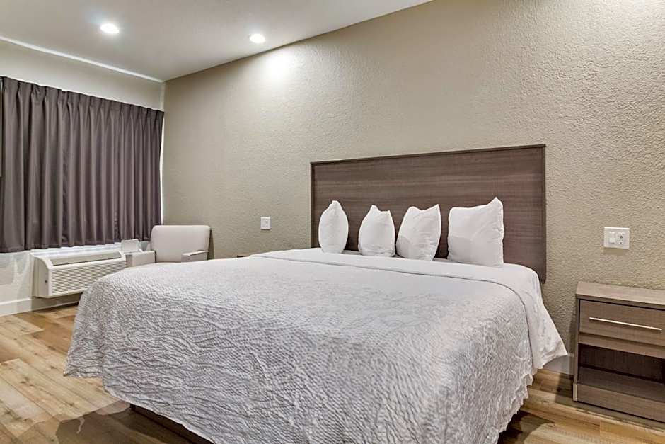 Red Roof PLUS+ Galveston - Beachfront