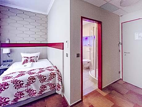 Superior - 1 Queen Bed with Bath View