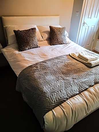 Double room-Comfort-Ensuite with Shower-Street View-Room 2