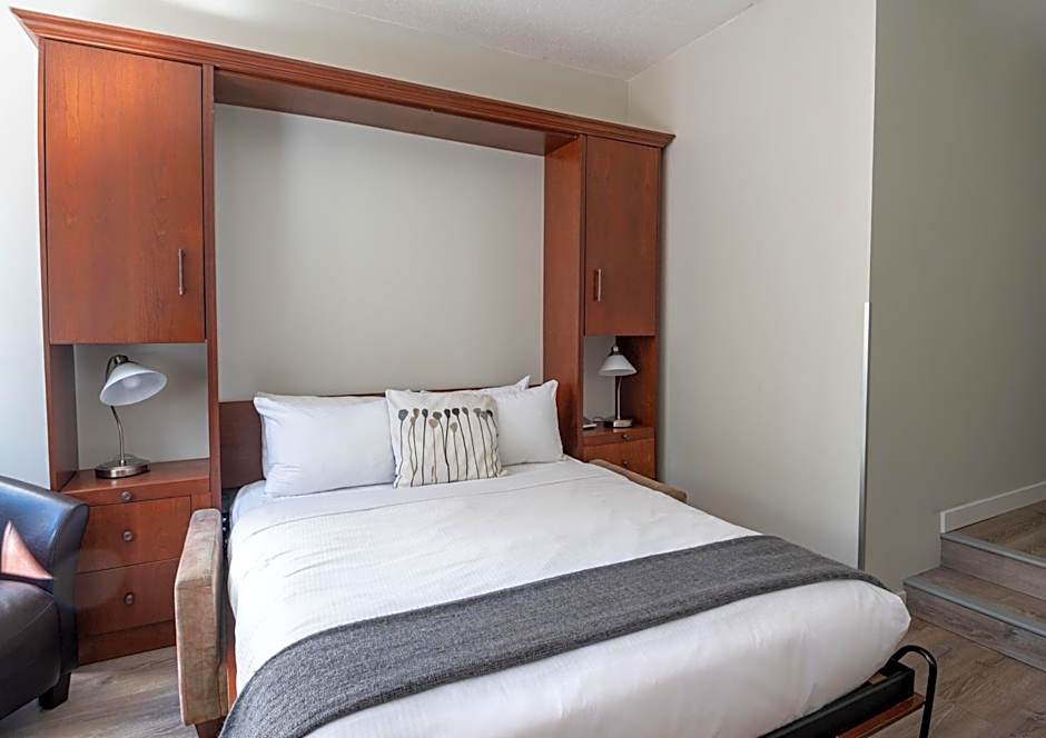 Alpenglow Lodge Family Studio with Murphy Bed by MVA