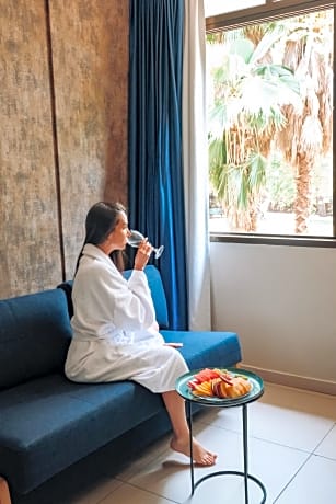 Classic Family Room  (2 Adults + 2 Children)