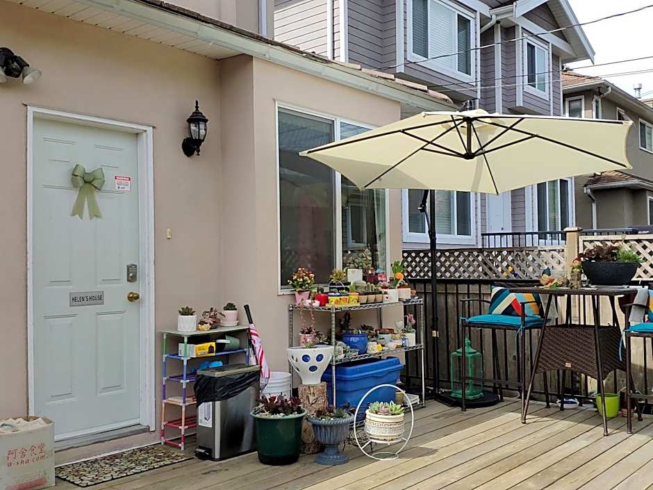 Helen's House / Close to Skytrain and Airport