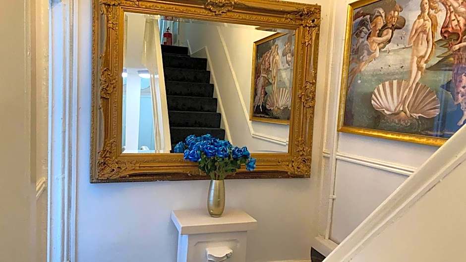 The New Apollo Hotel