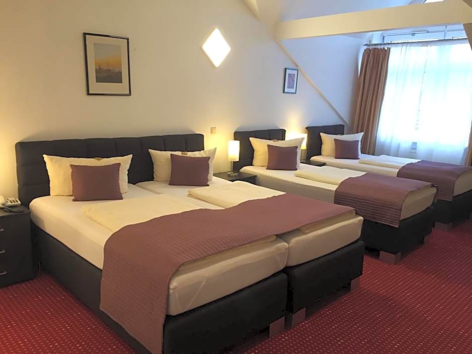 Photo 1 of 4 of Quadruple Room