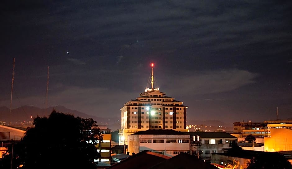 The Pinnacle Hotel and Suites