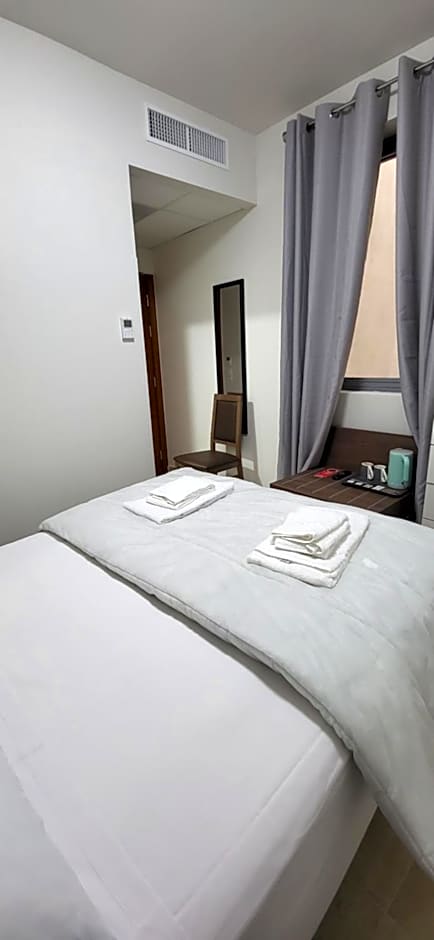 SQUARE HOTEL