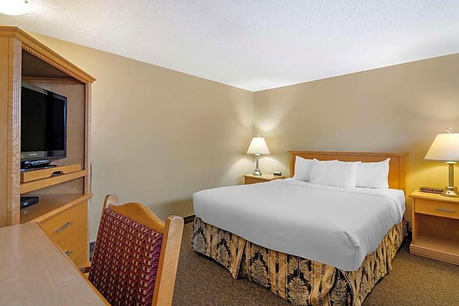 Econo Lodge Inn & Suites