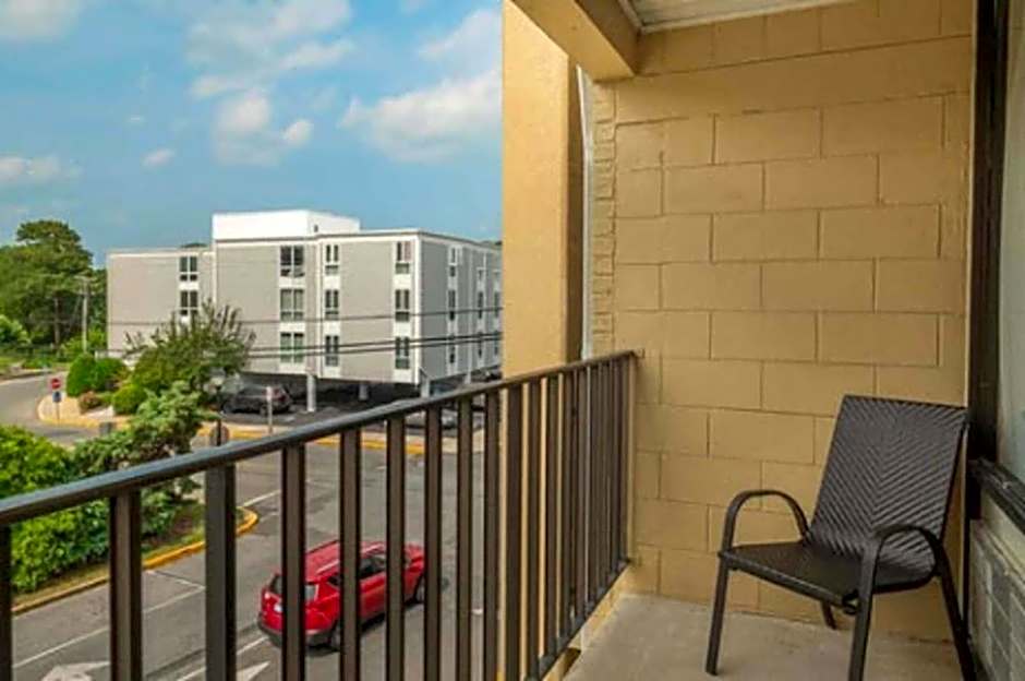 Breakers Hotel & Suites