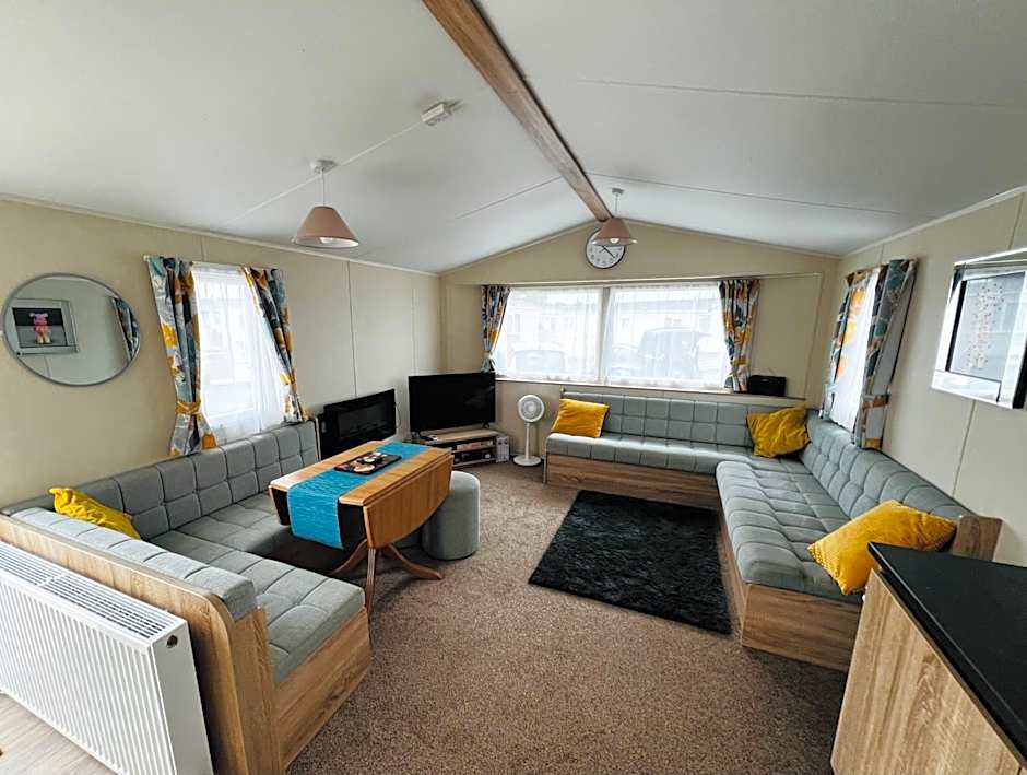 Chic, spacious & fun coastal retreat - family friendly - 3 min walk to beach