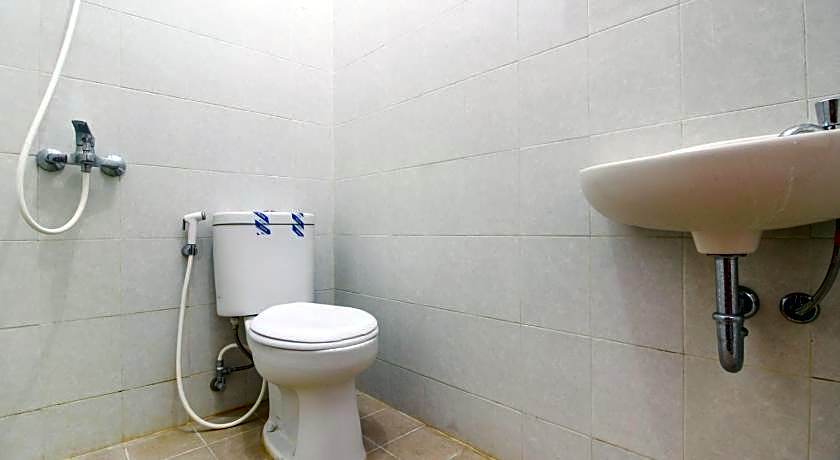 RedDoorz Plus near Alun Alun Selatan