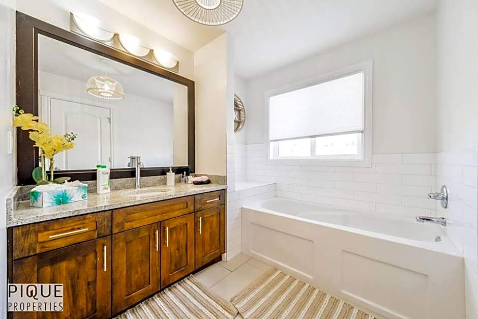 Tropical Oasis - King Beds - Free Netflix & Parking - Fast Wi-Fi