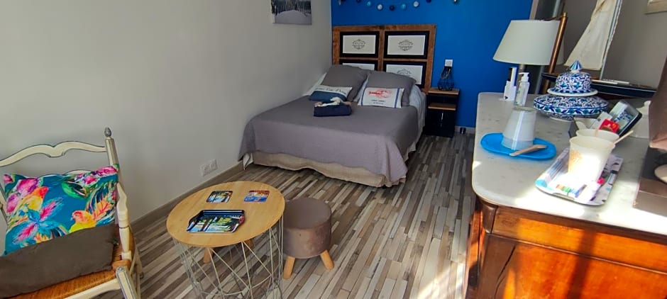 chambres bleues côté plage et aéroport climatisées et parking gratuit