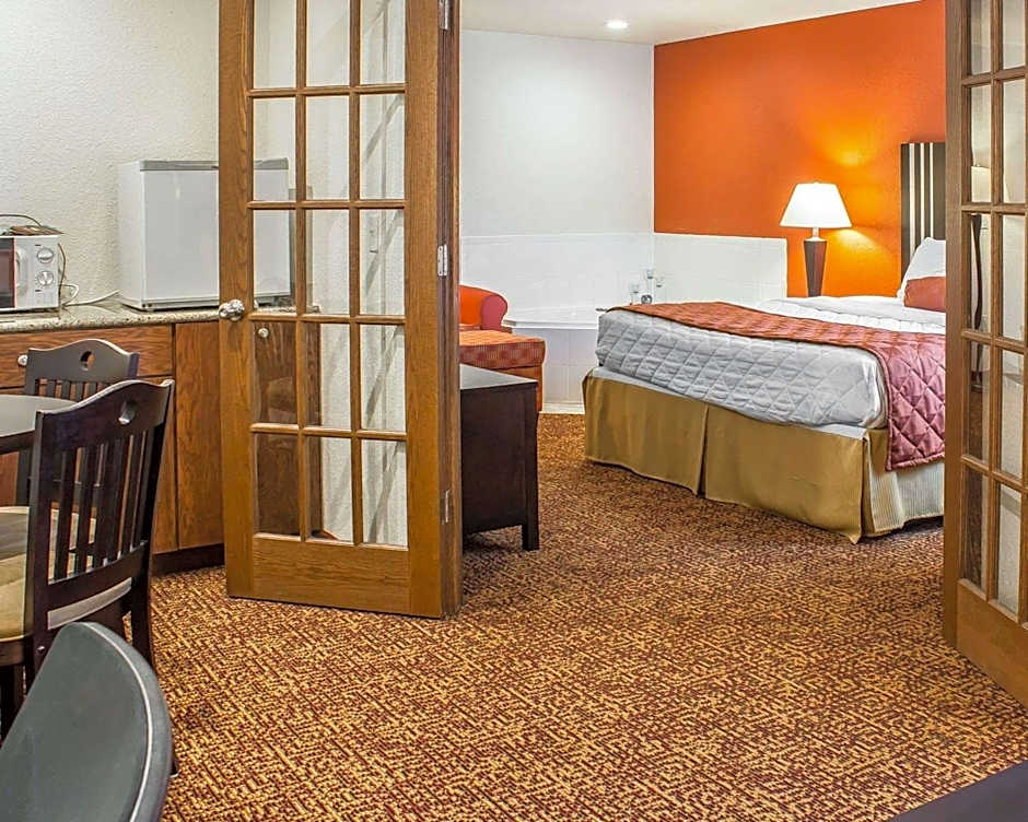 Rodeway Inn & Suites Near Okoboji Lake