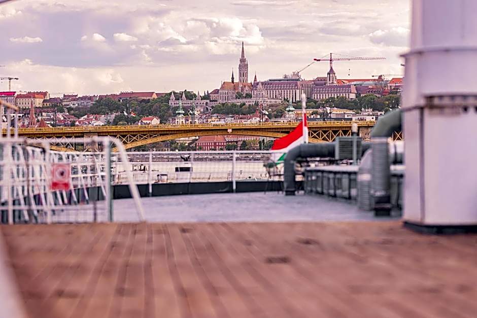 Fortuna Boat Hotel