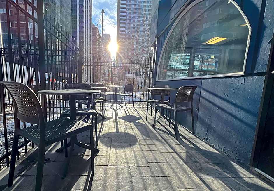 Coast Calgary Downtown Hotel & Suites by APA