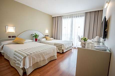 Family Room (2 Adults + 2 Children)