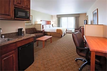 Holiday Inn Express Hotel and Suites Mason City