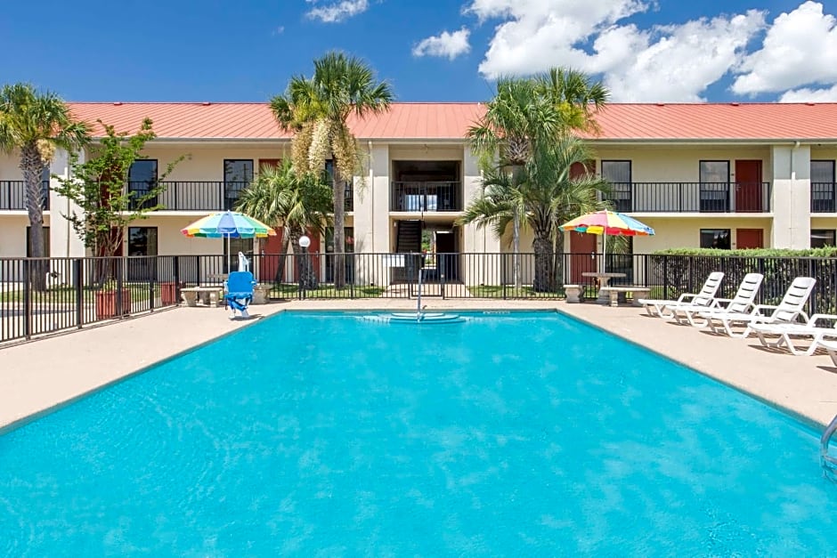 Days Inn & Suites by Wyndham Navarre Conference Center