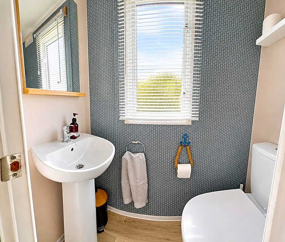 Tide & Anchor - Newperran 102