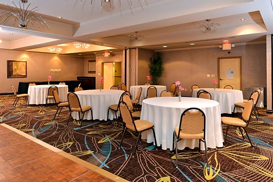 Holiday Inn Express Hotel & Suites Dallas South - DeSoto By IHG