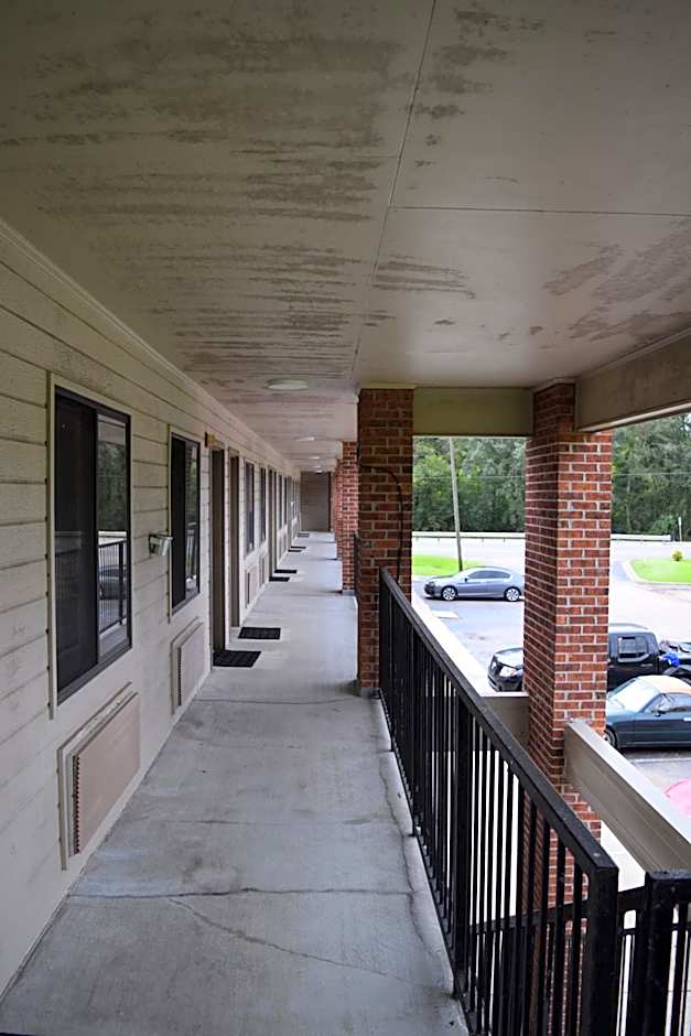 Value Inn - Livonia