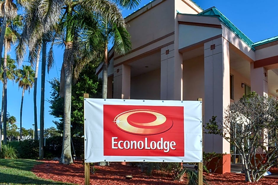 Econo Lodge Inn & Suites