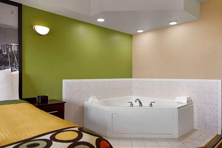 Super 8 by Wyndham Germantown/Milwaukee