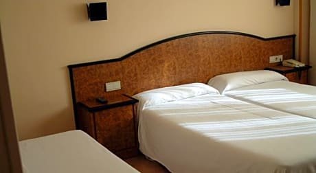 DOUBLE OR TWIN STANDARD ROOM