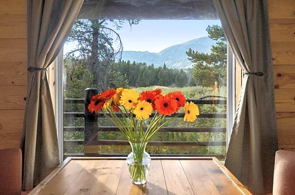 Summit Mountain Lodge and Steakhouse