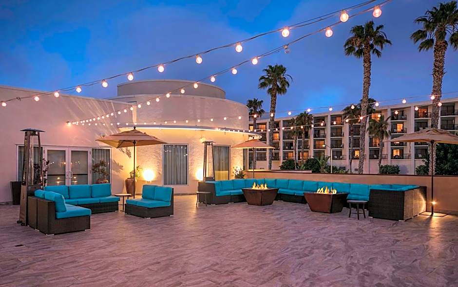 Redondo Beach Hotel, Tapestry Collection by Hilton