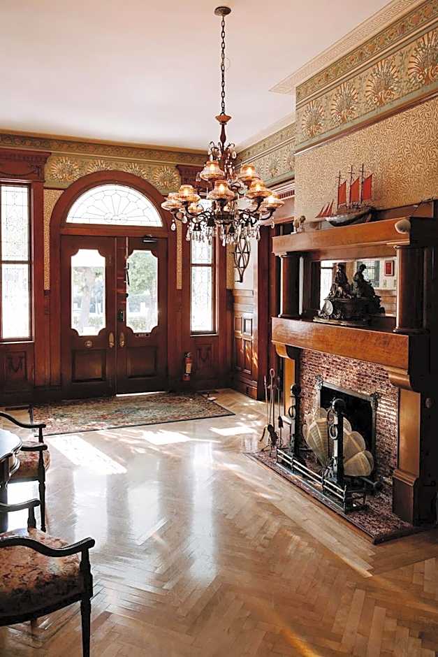 Classic Queen - Curry Mansion with Heated Pool