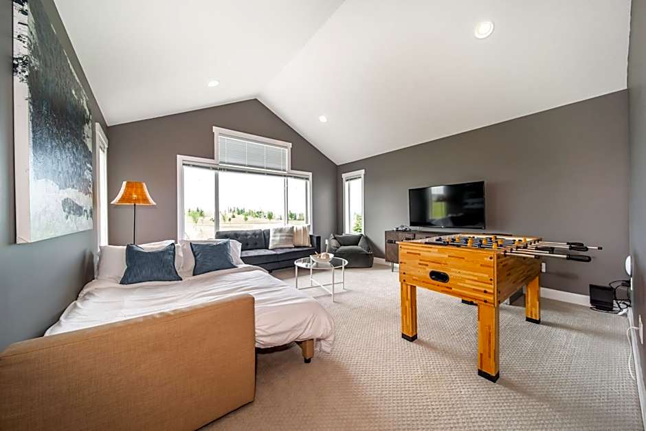 Amazing Luxe Home, AC, HUGE Yard, FirePit, Pet Friendly, Sleeps 10!