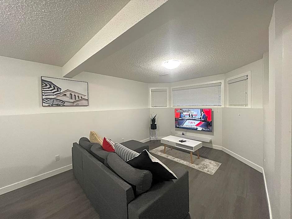 Cozy 3 beds Suite Near Calgary Airport Sleeps 6