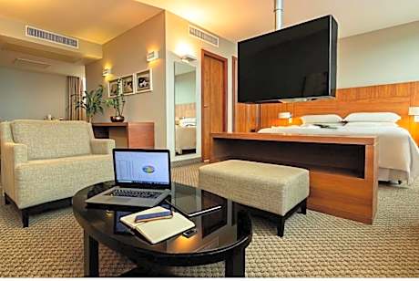 SUITE CLUB, Club level, 1 Bedroom Larger Suite, 1 Double Bed