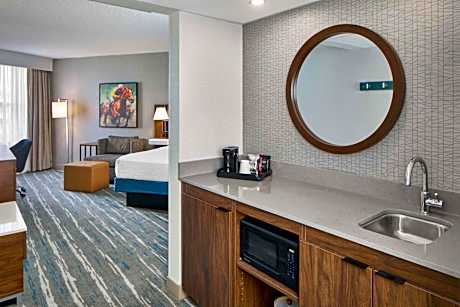 King Room with Wet Bar and Bathtub